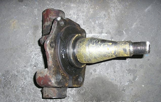 Цапфа Mercedes 814, 817, поворотный кулак